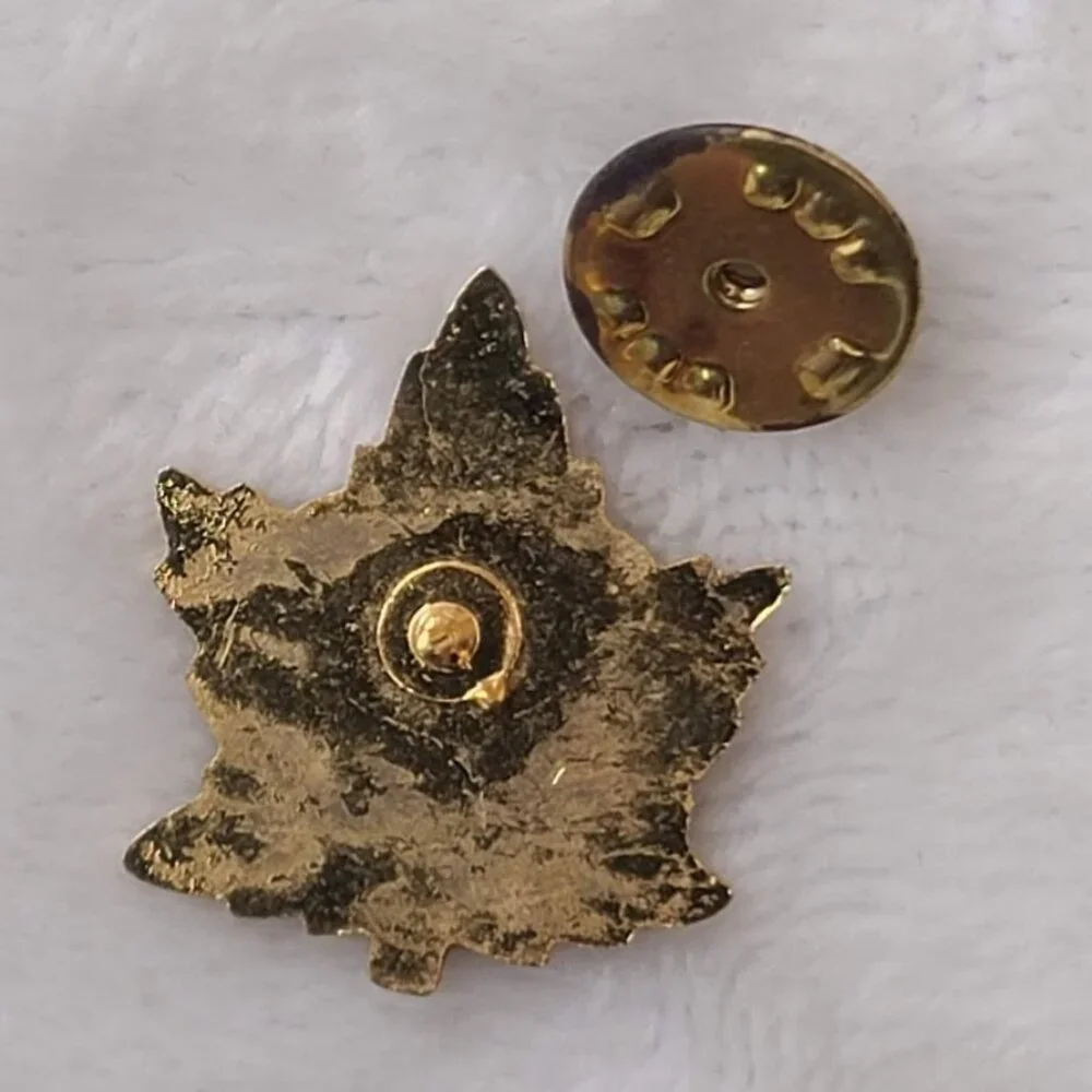 Niagara Falls Souvenir Maple Leaf Enamel Lapel Pin Red Yellow Green - Picture 4 of 5